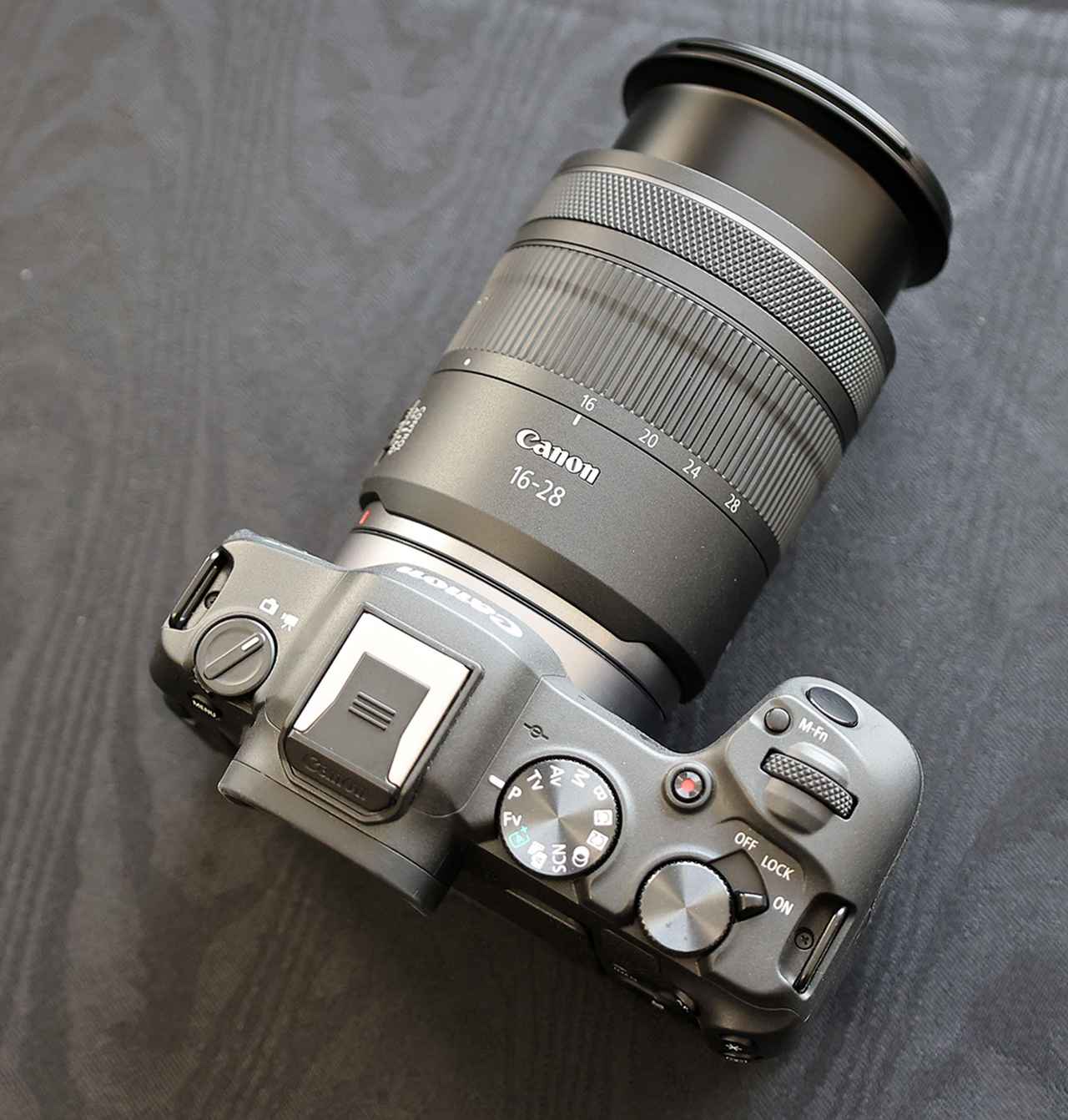 キヤノン、RFレンズにF2.8通しのコンパクトな超広角ズームレンズ「RF16